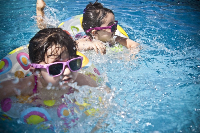 Young children playing in a pool - LeMay Hearing and Balance